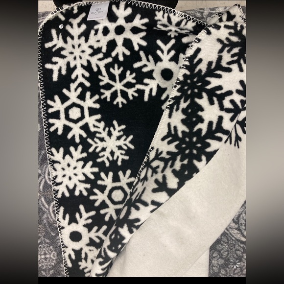 Winter Snowflake Cotton/Acrylic Throw (white/black) - Picture 2 of 4